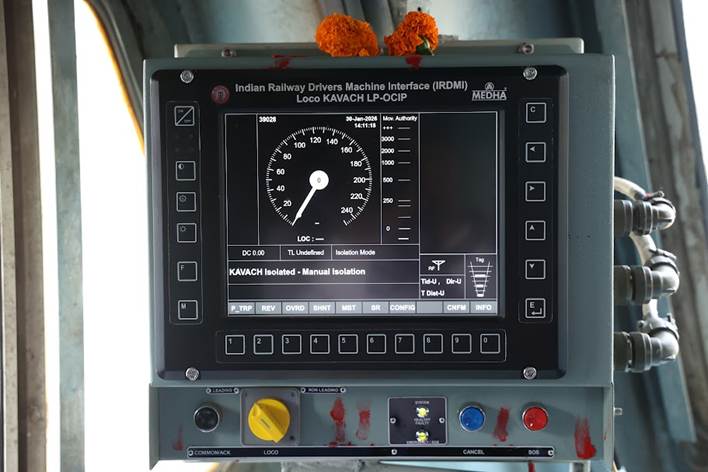 भारतीय रेल के लोकोमोटिव में स्थापित Kavach 4.0 चालक-मशीन इंटरफेस; मुरादाबाद तैनाती का प्रत्यक्ष प्रौद्योगिकी संदर्भ। — Kavach 4.0 driver-machine interface installed in an Indian Railways locomotive; direct technology context for the Moradabad deployment.